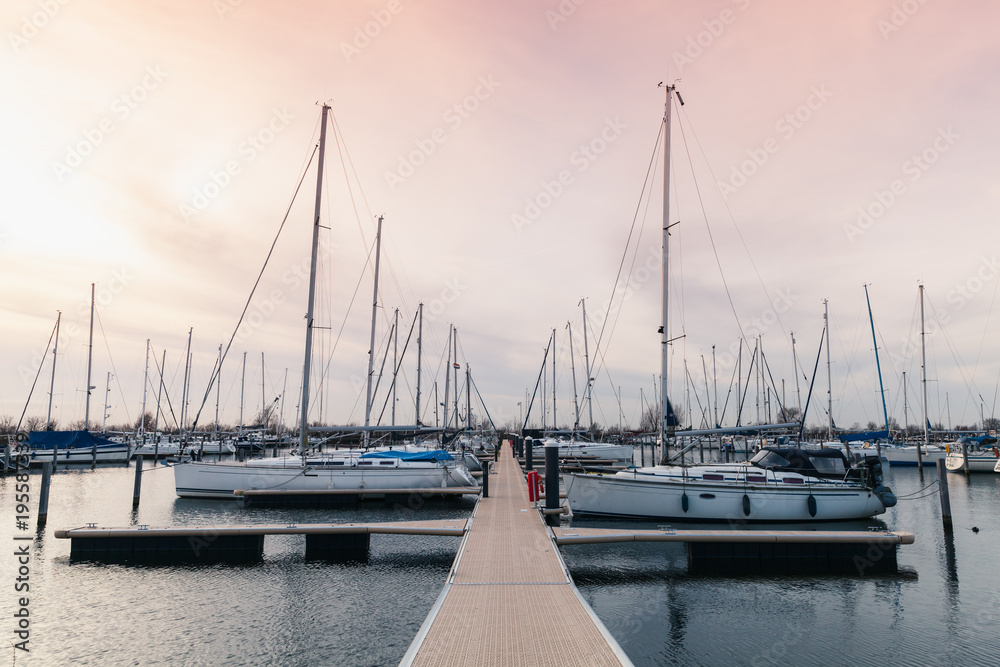Obraz premium Floating pier with moored sailing yachts