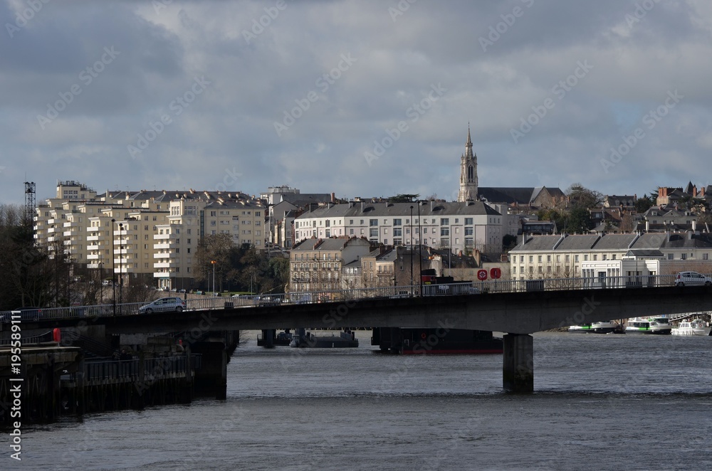 Obraz premium Nantes, pont Anne de Bretagne et Butte Sainte Anne