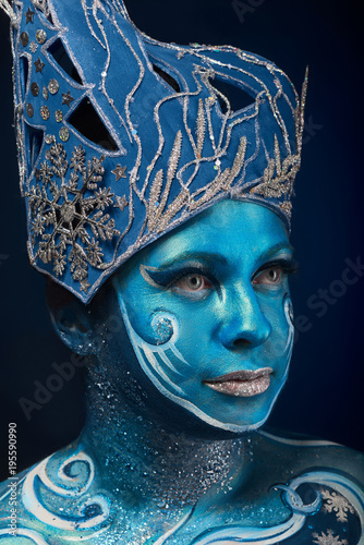 Cuadro en lienzo Beautiful pregnant woman with headwear and abstract body art in shades of blue a