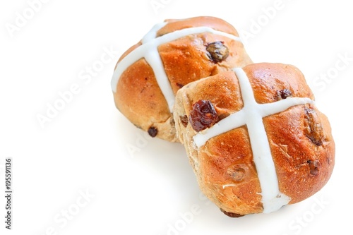 Obraz na płótnie Freshly Baked Hot Cross Bun on White Background w salonie