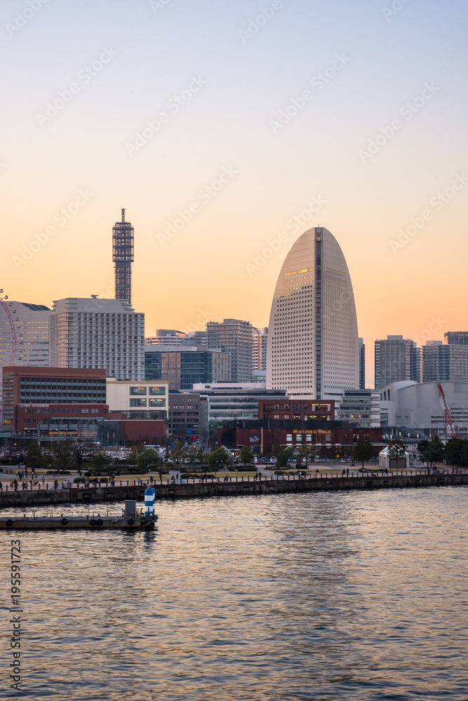 Obraz premium 横浜みなとみらい冬の夕焼けと都市風景５