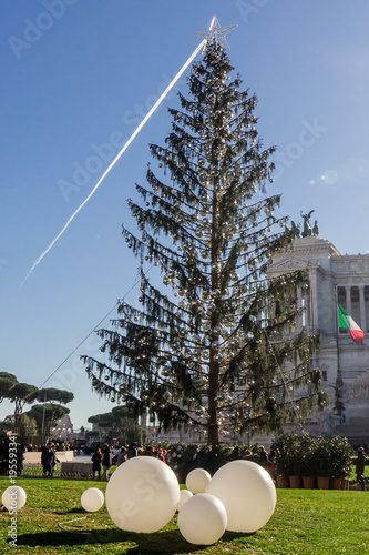 Schilderij op canvas spelacchio albero di natale  a roma con decorazioni