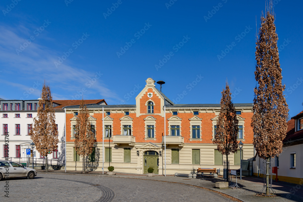 Naklejka premium Wpisany na listę ratusza na rynku Werneuchen