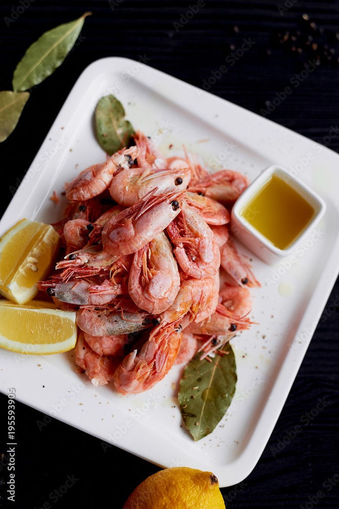 Boiled shrimp with pepper and Lavrushka. With the lemon slices and sauce Boiled shrimp with pepper and Lavrushka. With the lemon slices and sauce