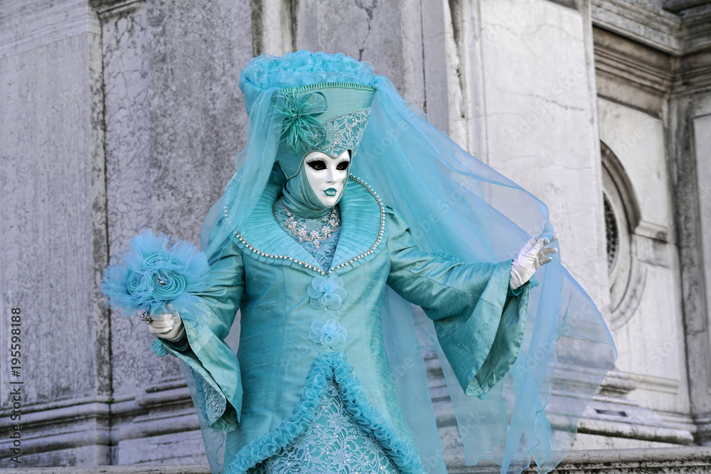 Frau im türkisen Karnevalskostüm, Karneval in Venedig, Italien, Europa