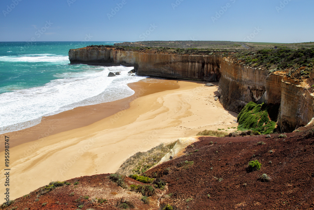 Blick auf die Felsküste bei der berühmten Felsformation London Bridge im Port Campbell Nationalpark an der Great Ocean Road in Victoria, Australien. Blick auf die Felsküste bei der berühmten Felsformation London Bridge im Port Campbell Nationalpark an der Great Ocean Road in Victoria, Australien.
