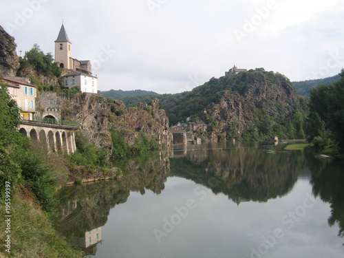 Vue de la riviere du Tarn avec l eglise et le chateau surplombant cette riviere © claude