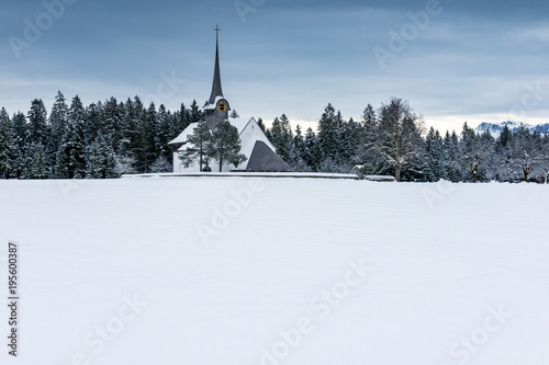 romantische Kirche Wützbrunnen im winterlichen Emmental