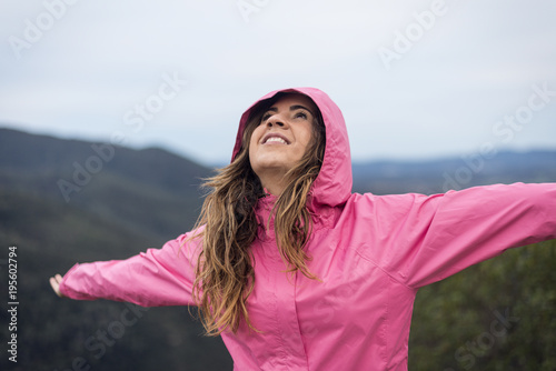 Chica en plena natura 