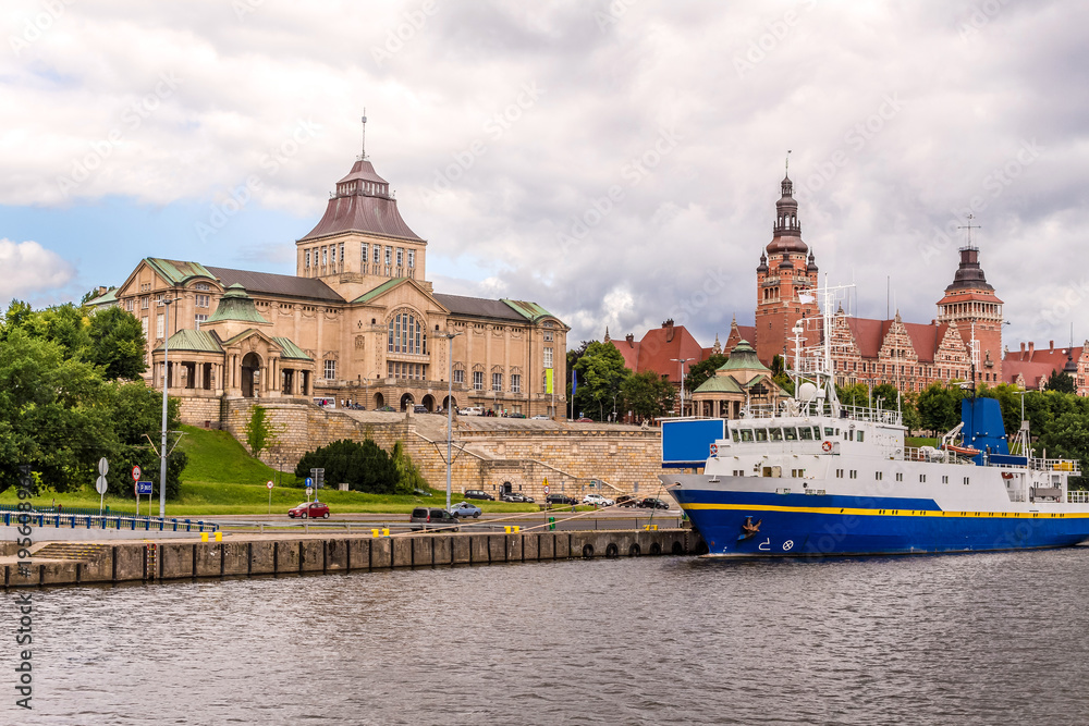 Obraz premium Szczecin - Stare miasto. Bulwar i wały Chrobrego, oraz rzeka Odra. Widok z nad wody.