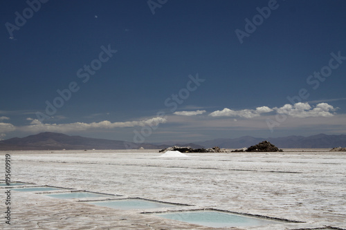 biała powierzchnia salinas grandes w argentynie na tle niebieskiego nieba