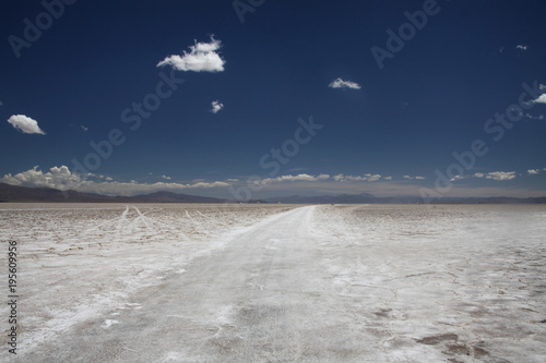 biała powierzchnia salinas grandes w argentynie na tle niebieskiego nieba