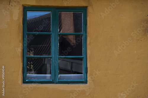 Fenster, Sprossen, gelb,blau