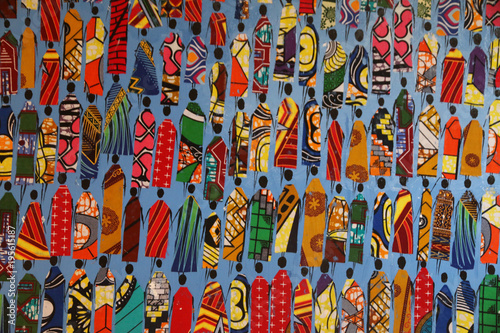 kolorowa afrykańska tkanina z motywem ludzi w barwnych strojach