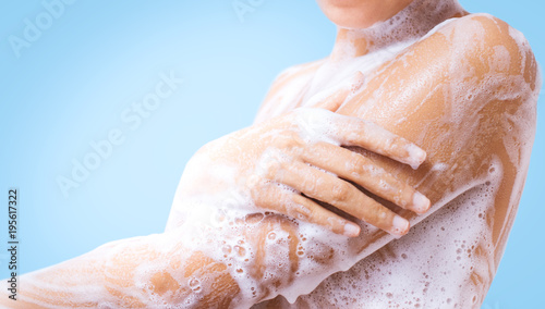 Foto A woman is taking a shower.