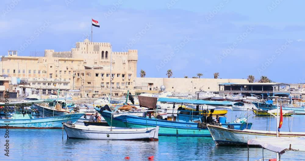 port de pêche avec citadelle en Egypte