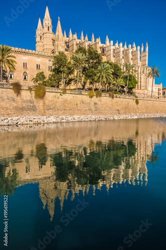 La Seu, gothic cathedral built on a previous mosque, Parc de la Mar (Park of the Sea), Palma de Mallorca (Majorca), Balearic Islands, Spain