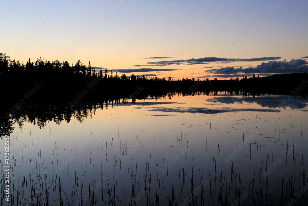 Idylle an einem See in Schweden, Konzept Einsamkeit Ruhe Stille Idylle an einem See in Schweden, Konzept Einsamkeit Ruhe Stille