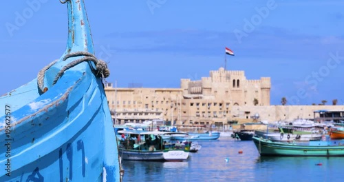 port de pêche avec citadelle en Egypte photo