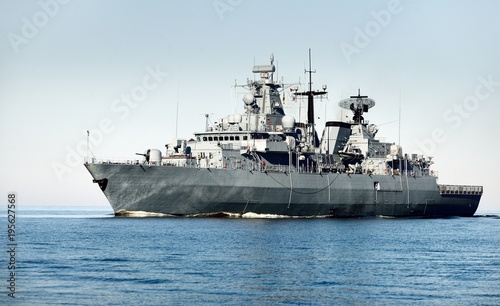 Obraz Szary nowoczesny okręt wojenny żeglujący w wodzie stojącej