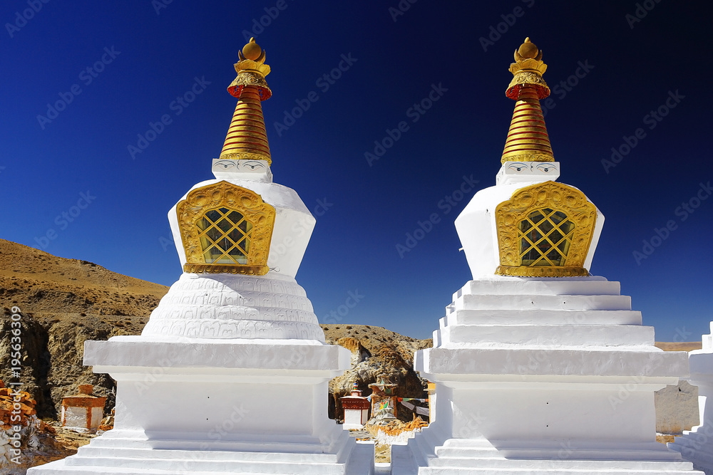 Fotografie stupa in the ancient Tibetan monastery