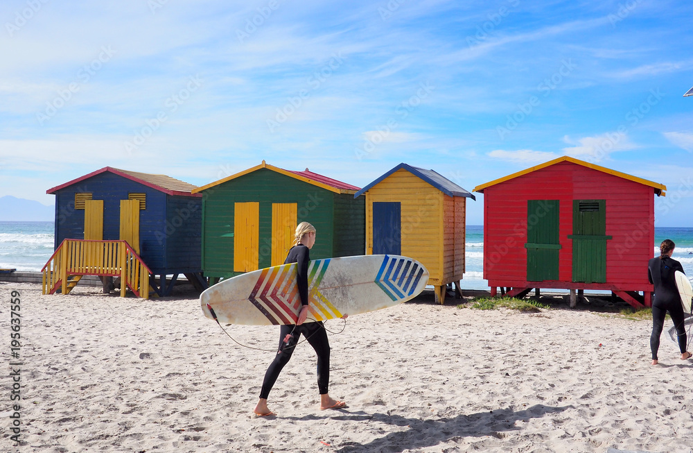 Fototapeta premium MUIZENBERG BEACH, CAPE TOWN, POŁUDNIOWA AFRYKA - 9 marca 2018: Plaża Muizenberg jest częstym miejscem porannego surfowania dla Kapetończyków.