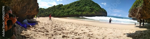Pantai Greweng terletak di sebelah timur pantai Wediombo tepatnya di kecamatan Girisubo, Gunung Kidul Yogyakarta. photo