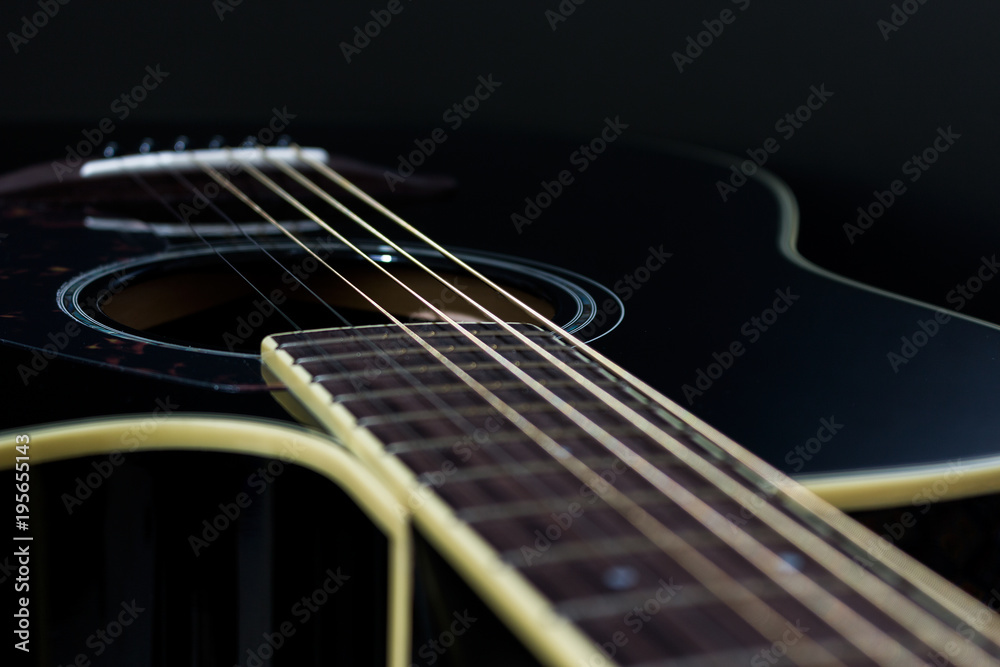 Fototapeta premium Chitarra acustica su fondo nero