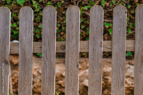 Fotografía de una verja de madera en el jardín de casa. © miriam artgraphy