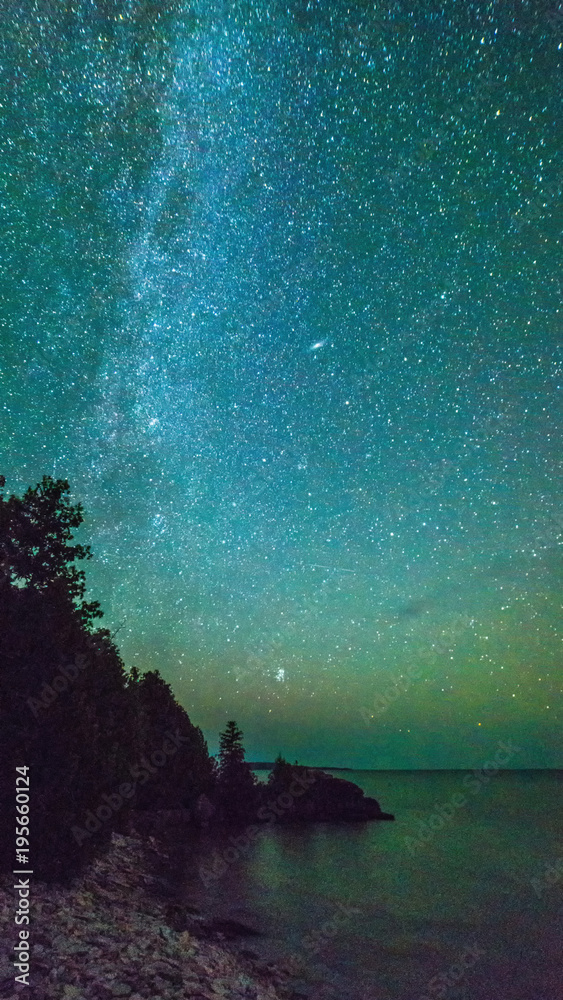 Φωτογραφία Milky way and starry sky along the lakeshore of Georgian Bay at night