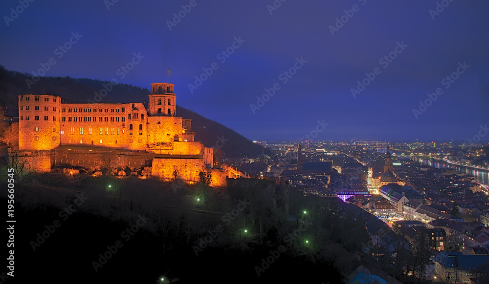 Heidelberg: Stadtbild mit Schloss in der Nacht
