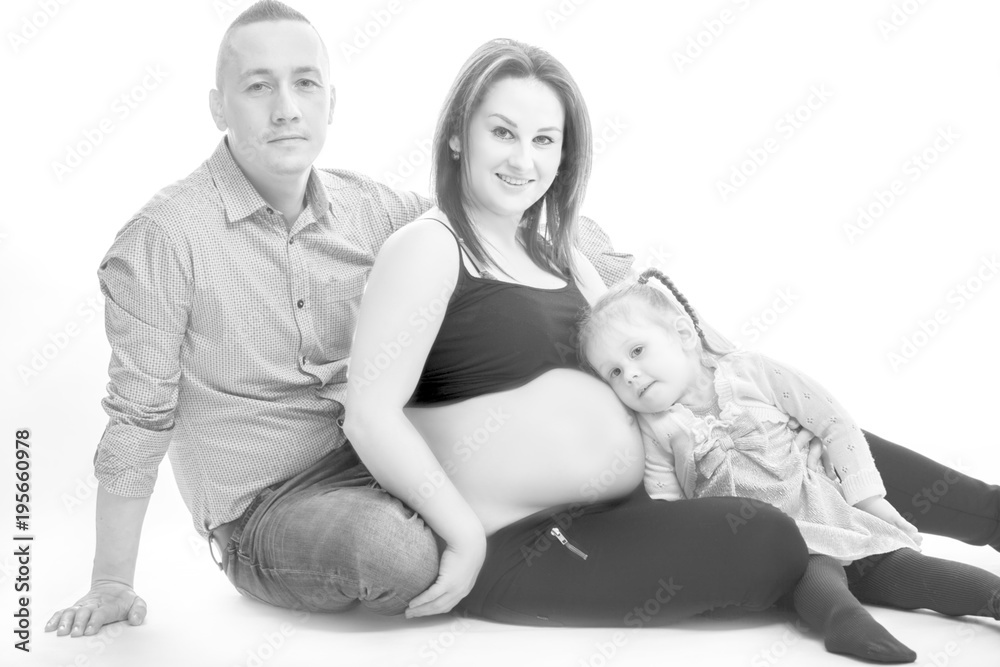 Cała rodzina przed brzuszkiem ciążowym  - obrazy, fototapety, plakaty 