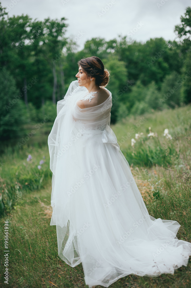 Beautiful bride posing in her wedding day