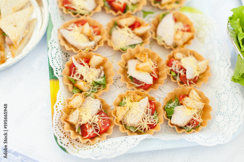 Tartlets with chicken, tomatoes, cheese