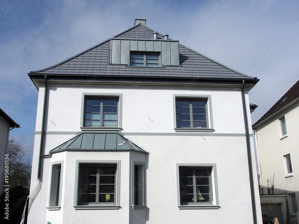 Sanierter Altbau: Mehrfamilienhaus, Deutschland, NRW Sanierter Altbau: Mehrfamilienhaus, Deutschland, NRW
