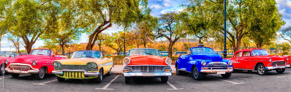 Fototapeta premium Kolorowa grupa klasycznych samochodów w Old Havana, kultowy widok na Kubie