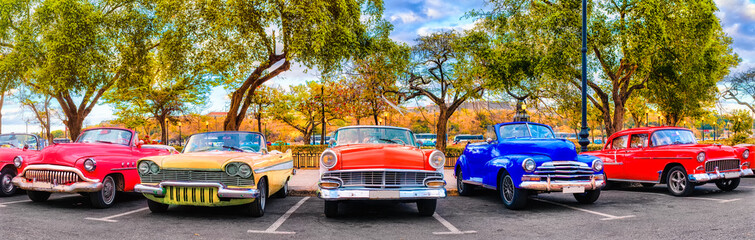 Leinwandbilder Oldtimer Bunte Oldtimer-Parade in Alt-Havanna Kuba  © kmiragaya