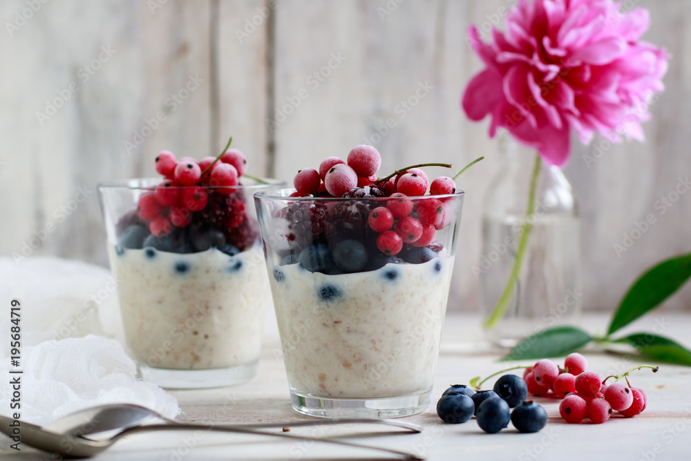 Porridge with berry and frozen currant Porridge with berry and frozen currant