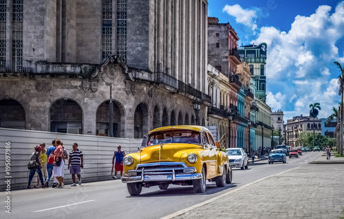 HDR - Gelber amerikanischer Oldtimer fährt auf der Hauptstrasse durch Havanna Kuba - HDR - Serie Kuba Reportage © mabofoto@icloud.com