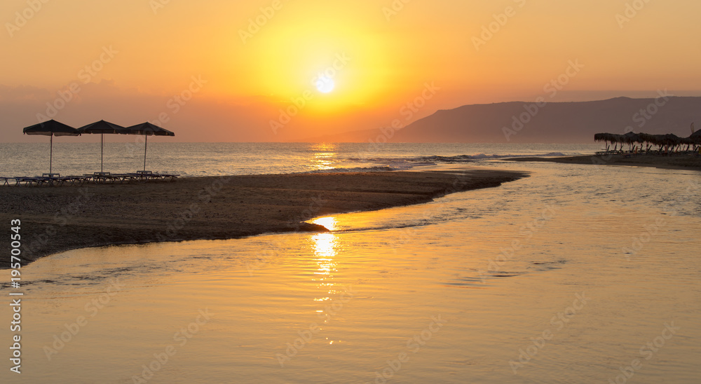 Пляжные зонтики на фоне восхода солнца 4
