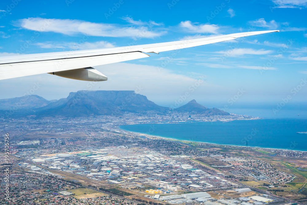 Obraz premium Table Mountain aerial view from airplane while landing to cape town airport