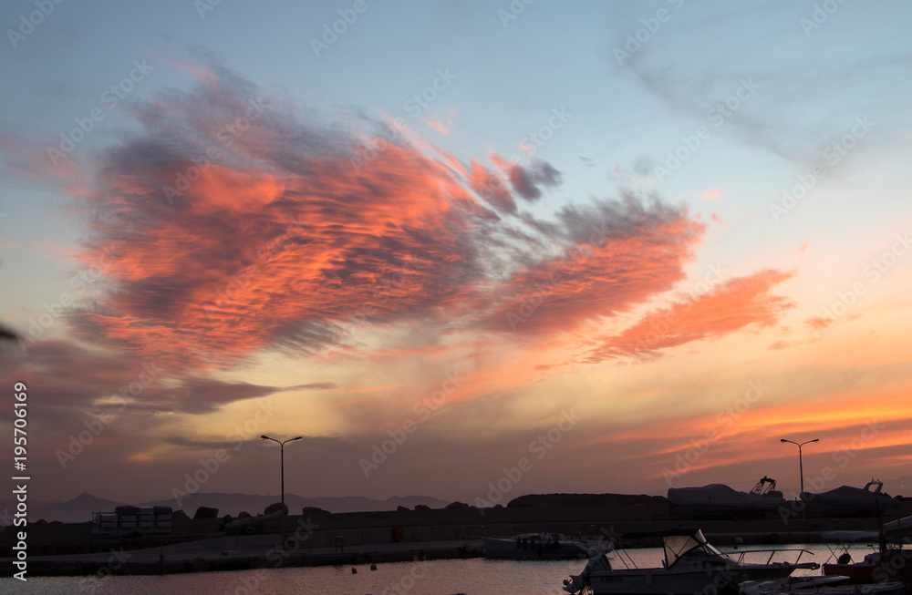 Sonnenuntergang über einer dem Meer mit eigenwilliger Wolkenformation