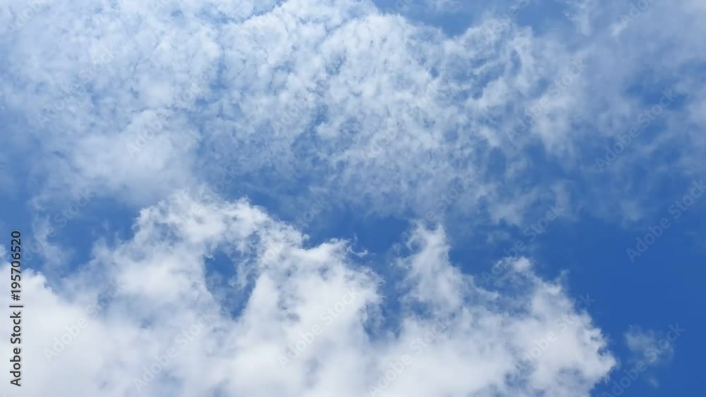 青空。太陽の光は上からで、フレアが少し入ります。違う雲の重なりが綺麗です。タイムラプス動画 青空。太陽の光は上からで、フレアが少し入ります。違う雲の重なりが綺麗です。タイムラプス動画