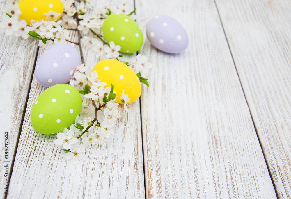 Obraz premium Easter eggs and spring blossom