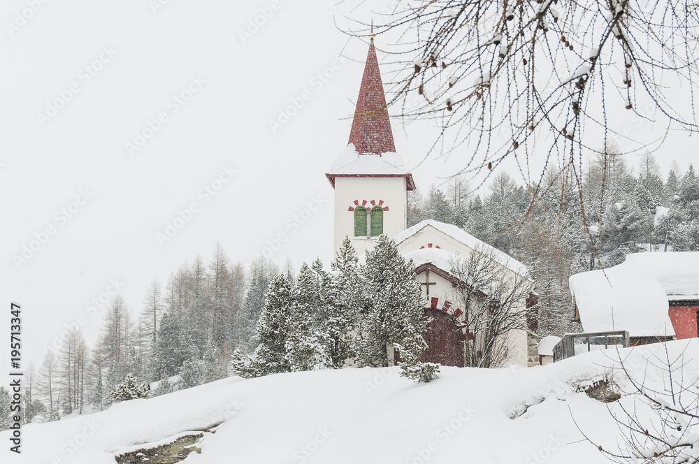 Maloja, Dorf, Engadin, Oberengadin, Kirche, Chiesa Bianca, Engadiner Dorf, Winter, Wintersport, Langlauf, Alpen, Graubünden, Schweiz