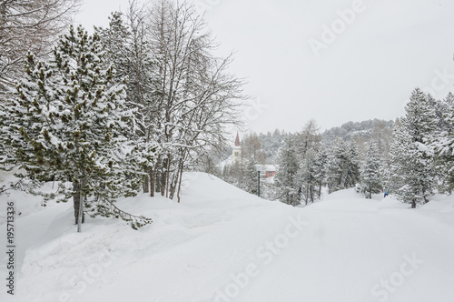 Maloja, Dorf, Engadin, Oberengadin, Chiesa Bianca, Kirche, Engadiner Dorf, Winter, Winterwanderweg, Wintersport, Langlauf, Alpen, Graubünden, Schweiz