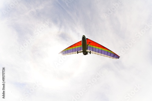 Valokuva Beautiful color hang glider in the sky