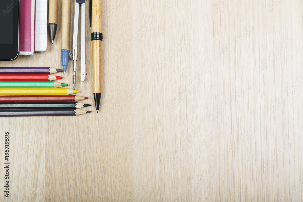 Obraz premium Contemporary tabletop with devices and supplies