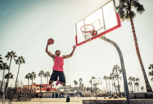 Foto Basketball slam dunk on a californian court