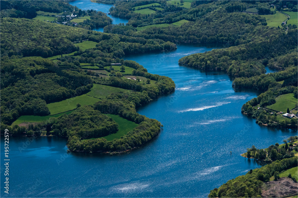 vue aérienne du lac de Pannecière dans la Nièvre en France